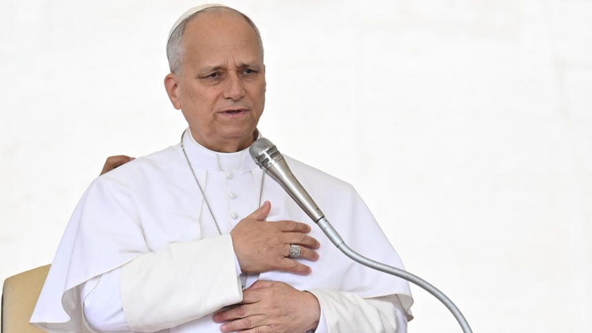 El papa León XIV reza en el lugar donde hace 45 años le dispararon a Juan Pablo II