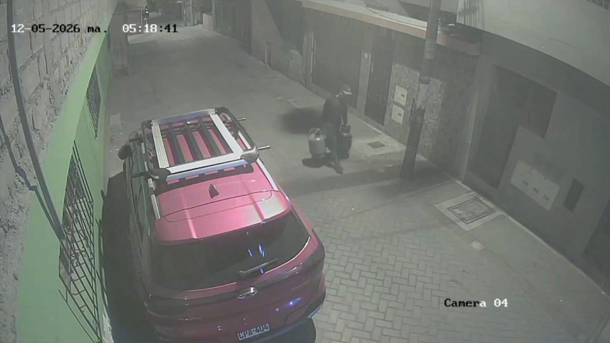 Cámara de video captó el momento en el que un hombre se lleva los balones de gas del comedor “Virgen de Otuzco” de Huaycán. 