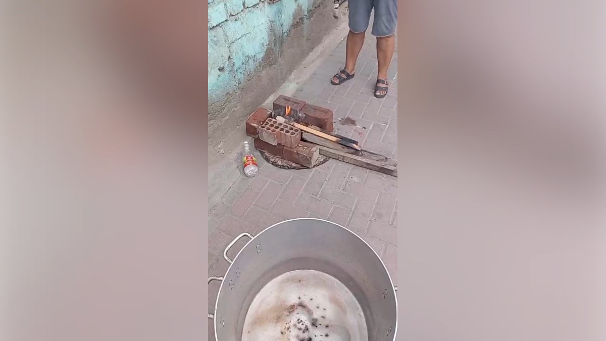 El robo de balones de gas provocó que las madres de familia cocinen a leña los alimentos de los beneficiarios. 