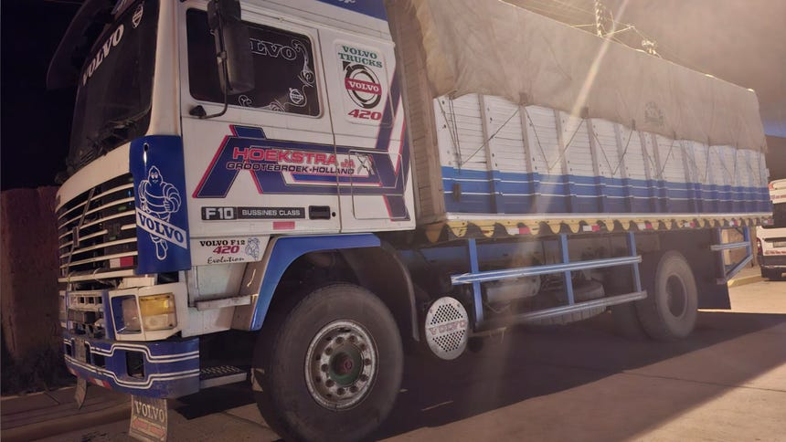 Puno: Policía encuentra más de 250 kilos de cocaína escondidos en camión abandonado en la ciudad de Huancané