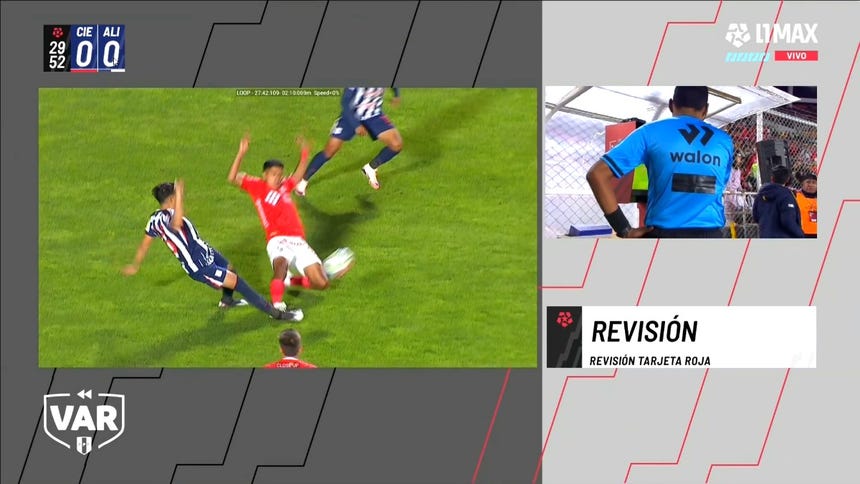 ¡Cienciano con 10! Renzo Salazar fue expulsado tras tremenda falta contra Esteban Pavez, de Alianza Lima [VIDEO]