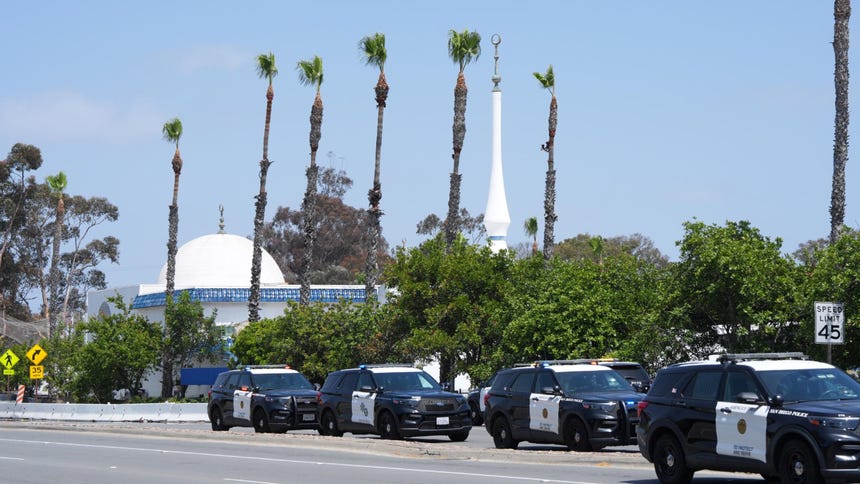 Al menos cinco muertos, dos de ellos los tiradores, en ataque a una mezquita en San Diego