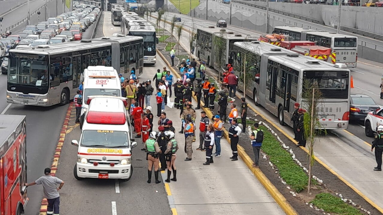 Triple choque de buses del Metropolitano deja 41 heridos