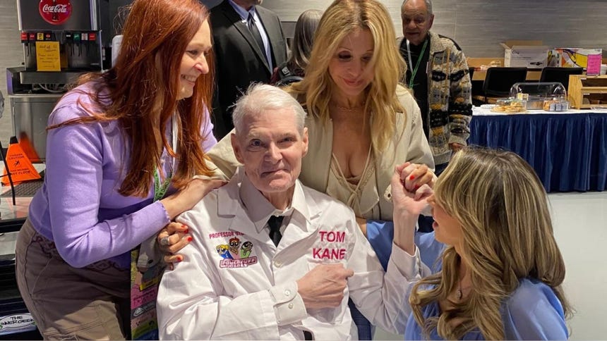 Muere Tom Kane, la voz detrás del Profesor Utonio en 'Las Chicas Superpoderosas', a los 64 años