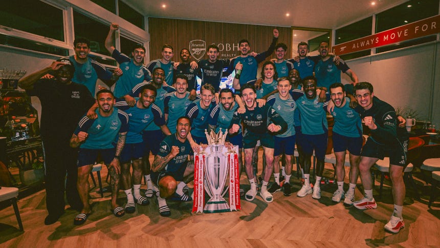 ¡Lo hicimos juntos! La eufórica celebración de los jugadores de Arsenal tras ganar el título de la Premier League [VIDEO]