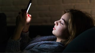 Uso nocturno del celular en adolescentes afecta las horas de sueño