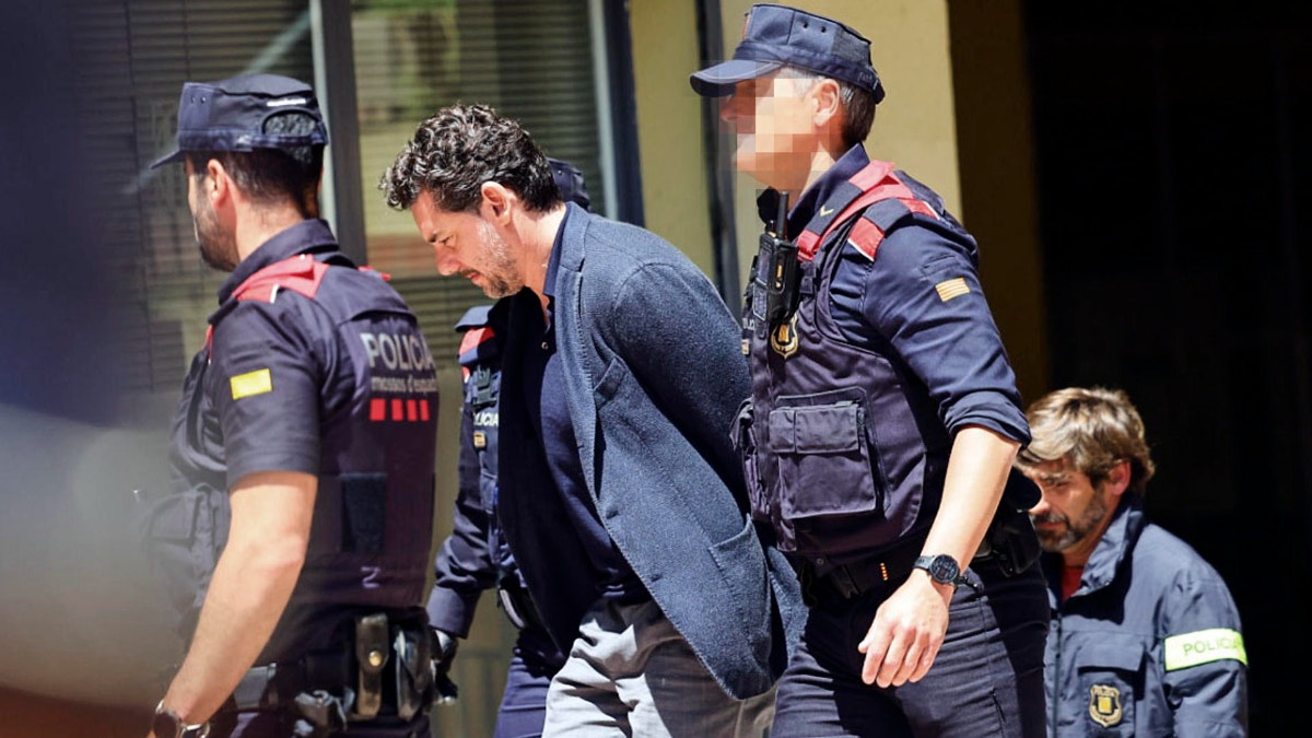 Contradicciones, un cambio en el testamento y la pérdida de un celular: ¿por qué el hijo del fundador de Mango es acusado de la muerte de su padre?