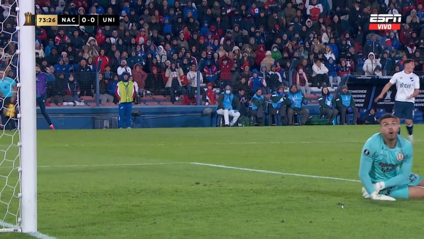Se salvó Universitario: Miguel Vargas evitó gol de Alexander Dos Santos de Nacional con una gran atajada [VIDEO]