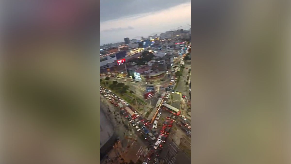 Según la residente Verónica Mejía, desde hace tres días el semáforo ubicado en el cruce de las avenidas Universitaria con la Mar no tiene funcionamiento.