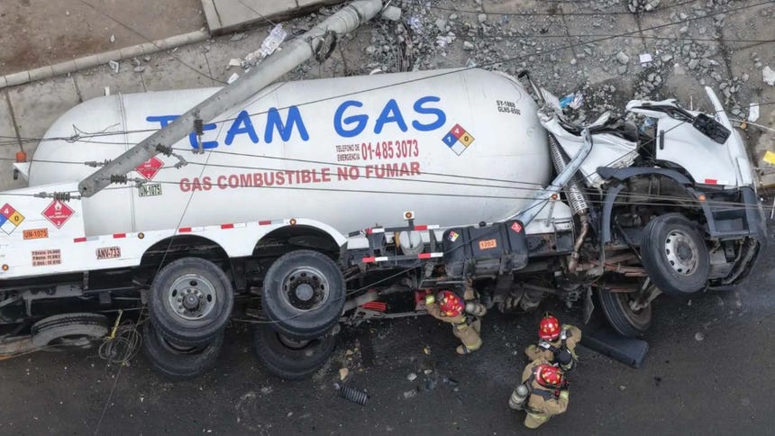 Pánico en Comas: camión cisterna que transportaba gas se despistó y volcó en la avenida Revolución [FOTOS]