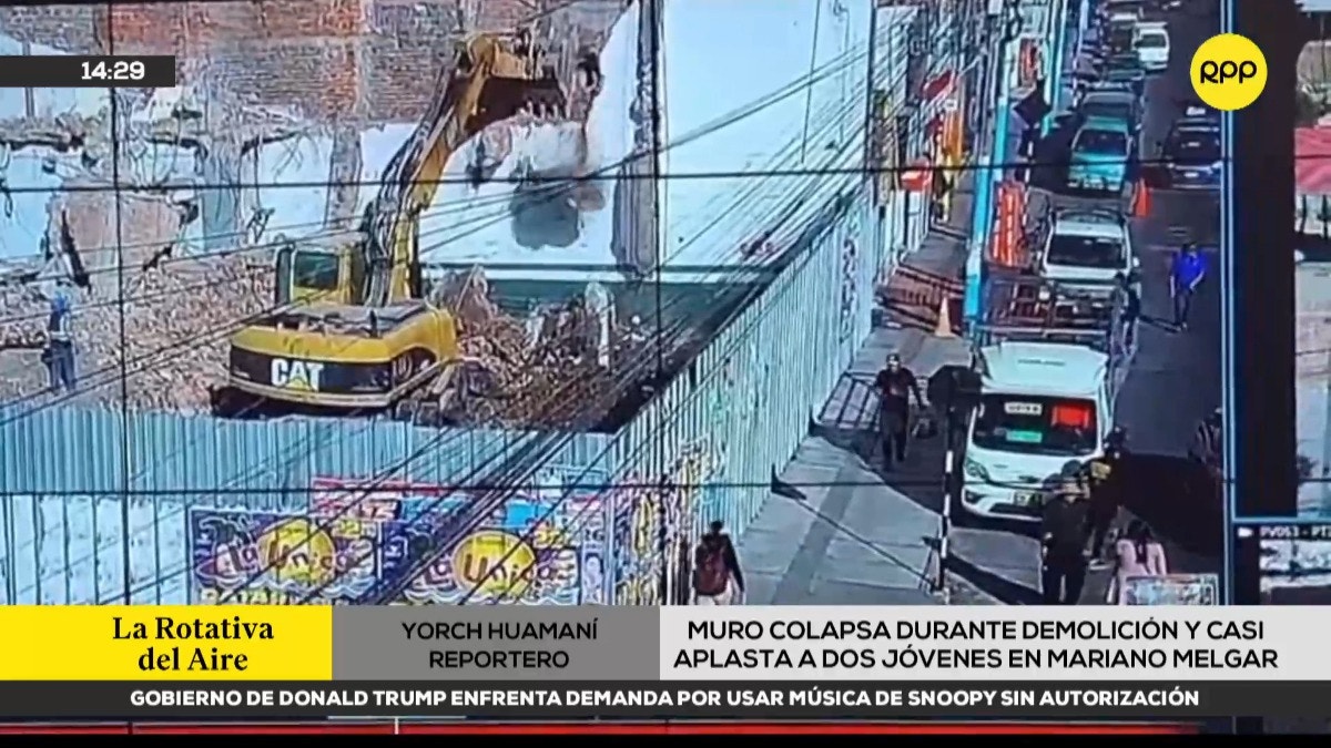 Muro colapsa durante demolición de casa y casi aplasta a dos transeúntes en Arequipa [VIDEO]