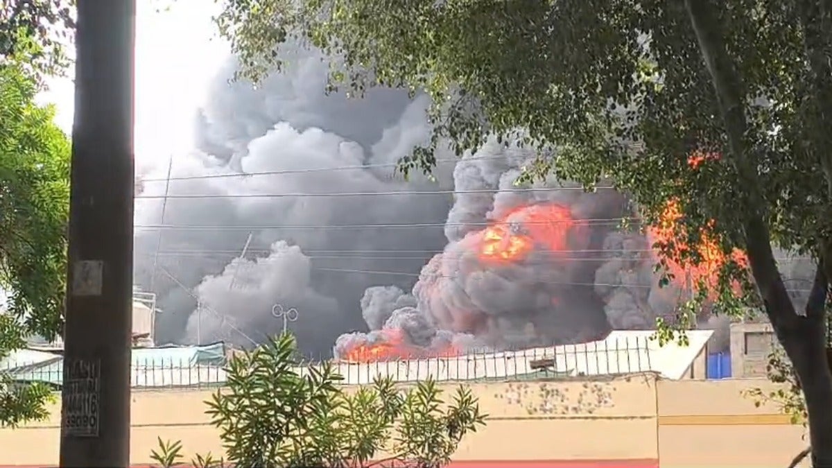 El incendio se ve desde varios kilómetros a la redonda