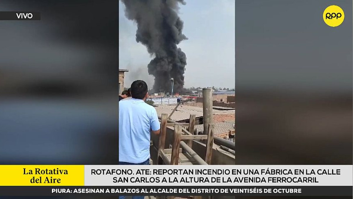 Incendio en Ate: columnas de humo pueden verse a kilómetros de distancia