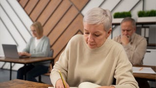 Dificultad para escribir a mano podría ser una señal de deterioro cognitivo en adultos mayores