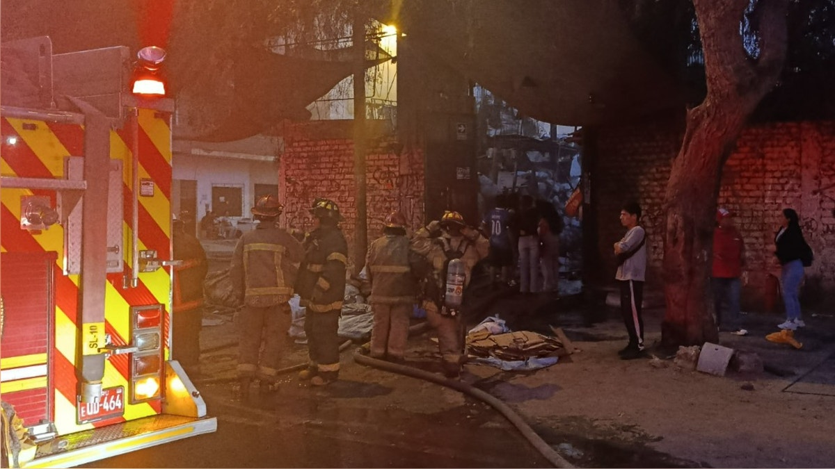 Fuerte incendio consume almacén de chatarra en San Juan de Lurigancho