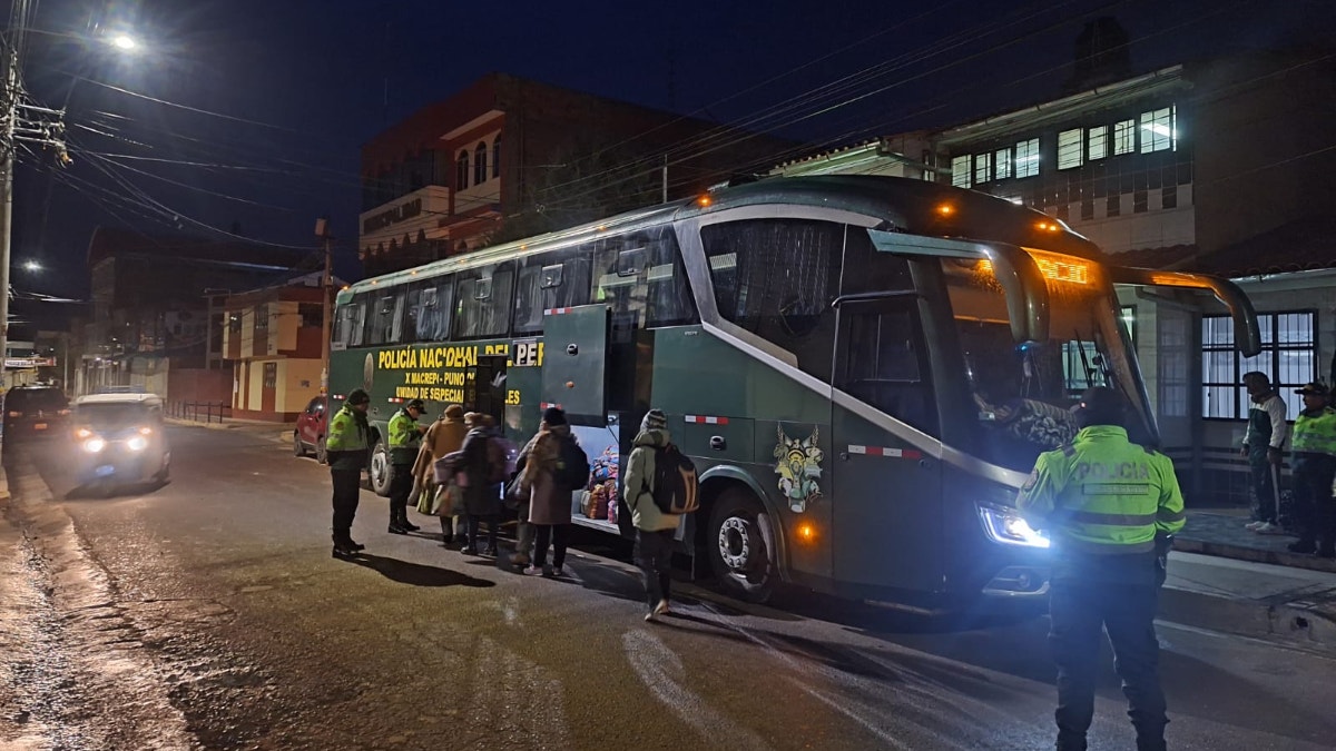 Puno: 43 bolivianos parten desde Desaguadero en bus policial al aeropuerto de Juliaca para vuelo humanitario