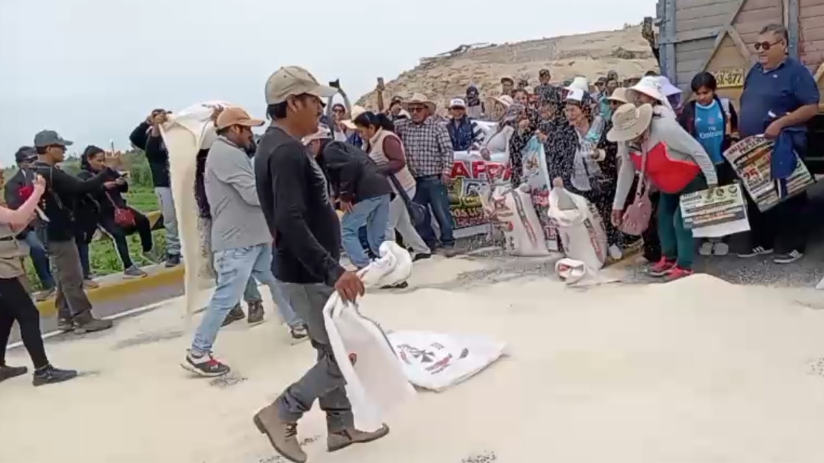 Arequipa: agricultores arrojan más de 50 sacos de arroz a la carretera en protesta por exceso de importaciones