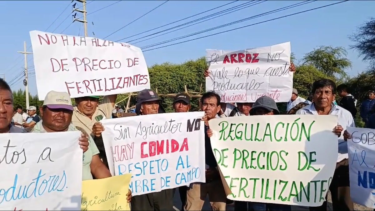 Decenas de productores bloquean las carreteras en Piura