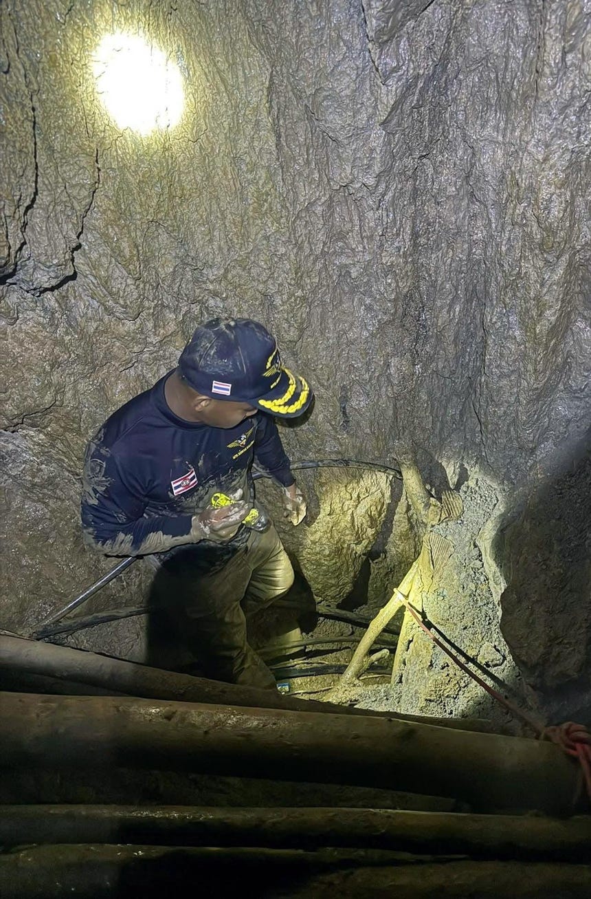 Los brigadistas también realizan labores de drenaje para acentuar la inundación de la cueva.