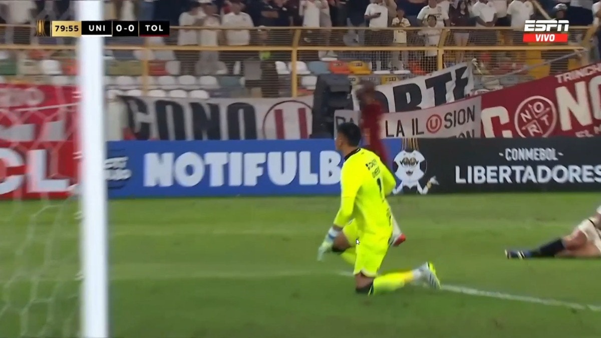 Diego Romero salvó a Universitario: Tolima falló una clara ocasión de gol [VIDEO]