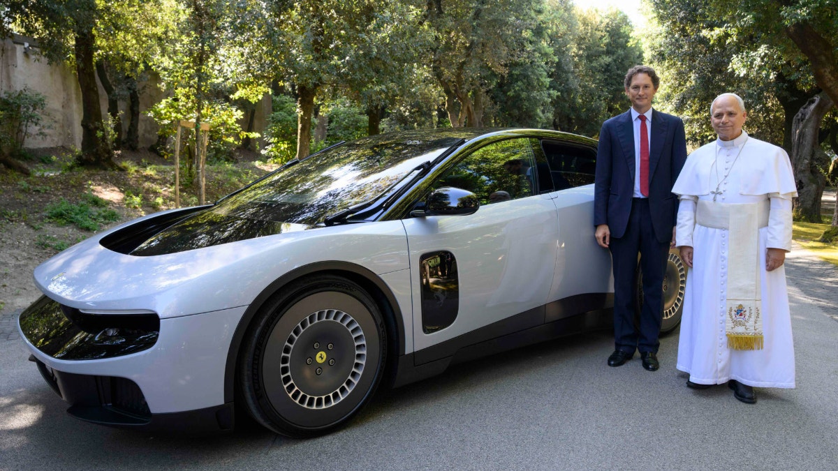 El papa León XIV se sienta al volante del primer Ferrari eléctrico [VIDEO]