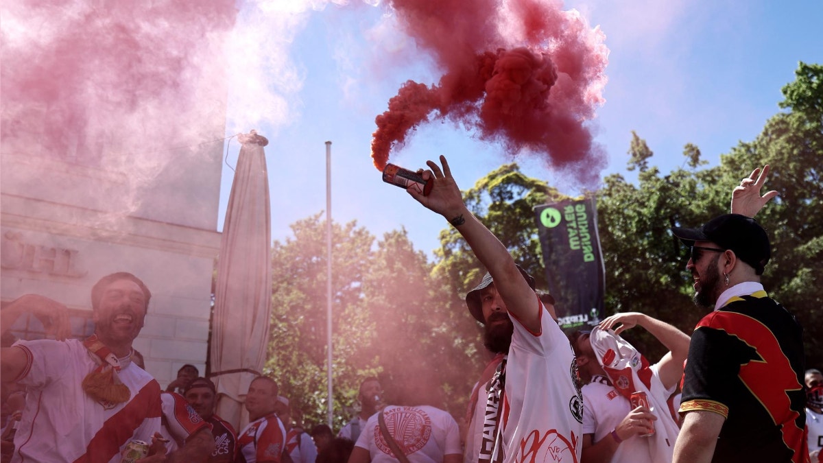 Dos detenidos tras enfrentamiento entre aficionados del Rayo Vallecano y Crystal Palace en Leipzig