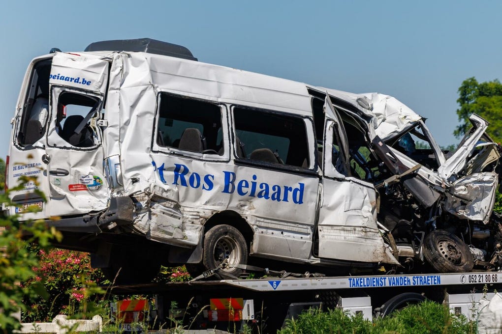 Las imágenes de seguridad muestran cómo el tren embistió al vehículo en el mismo momento en que este cruzaba las vías por el carril contrario.