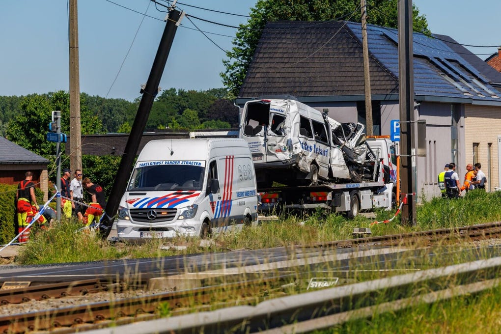 La colisión tuvo lugar en torno a las 8:15 hora local cuando, según la portavoz de la policía federal de <strong>Bélgica</strong>, An Berger, el minibús circulaba por una vía paralela a la línea ferroviaria y quiso girar a la izquierda, cruzando las vías.