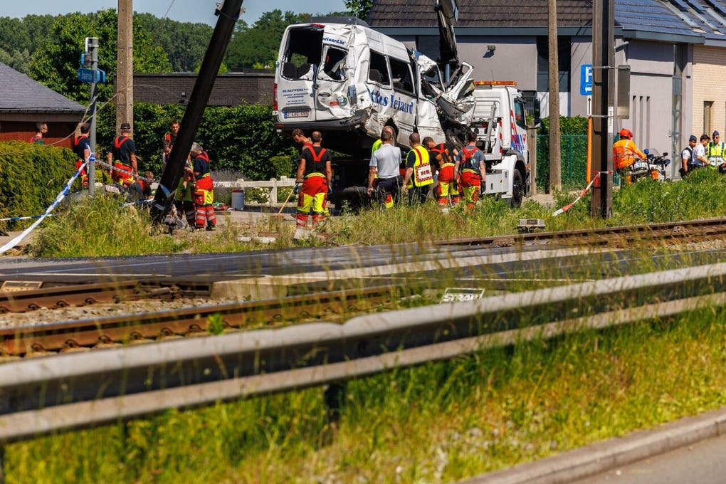 El maquinista del tren dio negativo en las pruebas de alcoholemia y drogas, y el conductor del autobús, que no contaba con antecedentes penales ni condenas previas, será sometido a una autopsia para esclarecer las circunstancias del accidente, según el Ministerio Público.