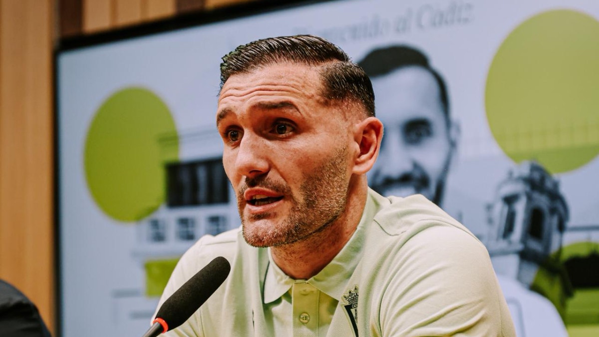 El futbolista Lucas Pérez fue estafado con 340 000 euros falsos en la venta de su coche
