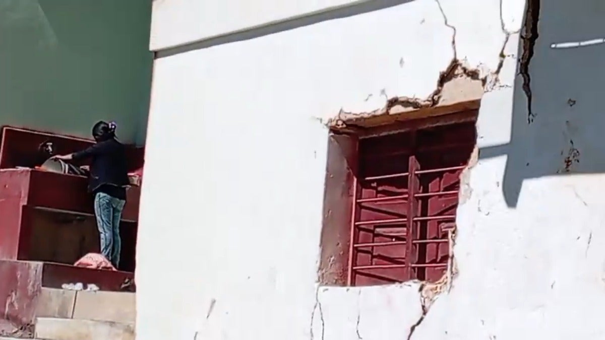 Los alumnos estudian en un colegio de adobe, cuya estructura puede caer en cualquier momento, según denunciaron los padres. 