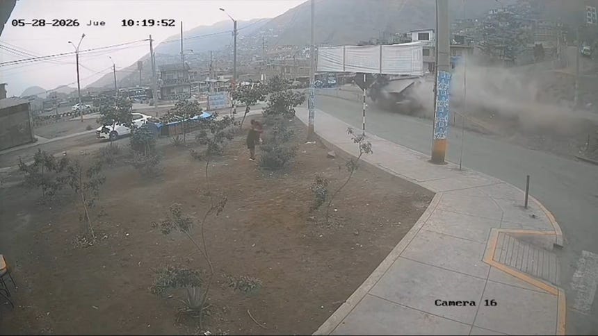 Curva del Diablo' en Comas: Cámaras captan el preciso momento de un choque múltiple en Vía Pasamayito. 