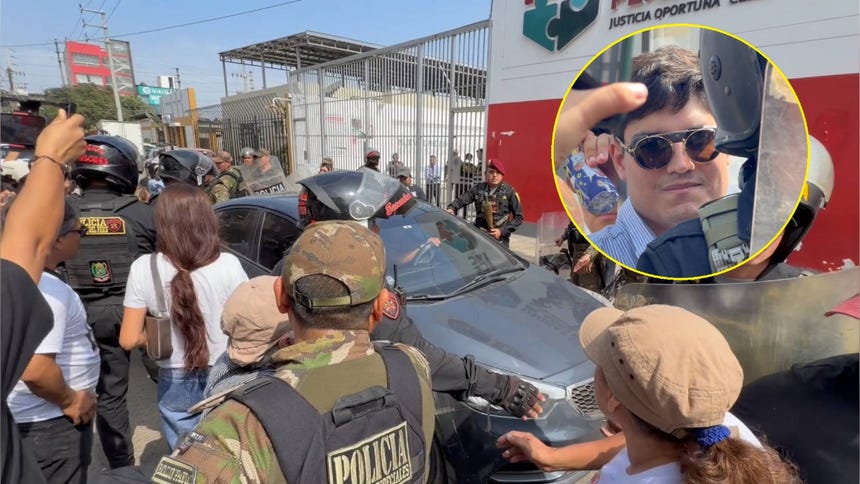 El hombre se retiró a bordo de un auto color gris. 