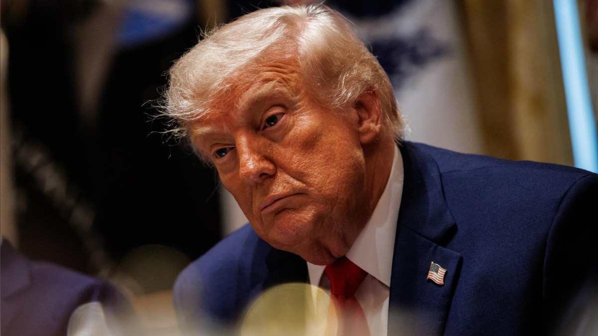 Donald Trump mantiene una reunión con su equipo para tomar una 