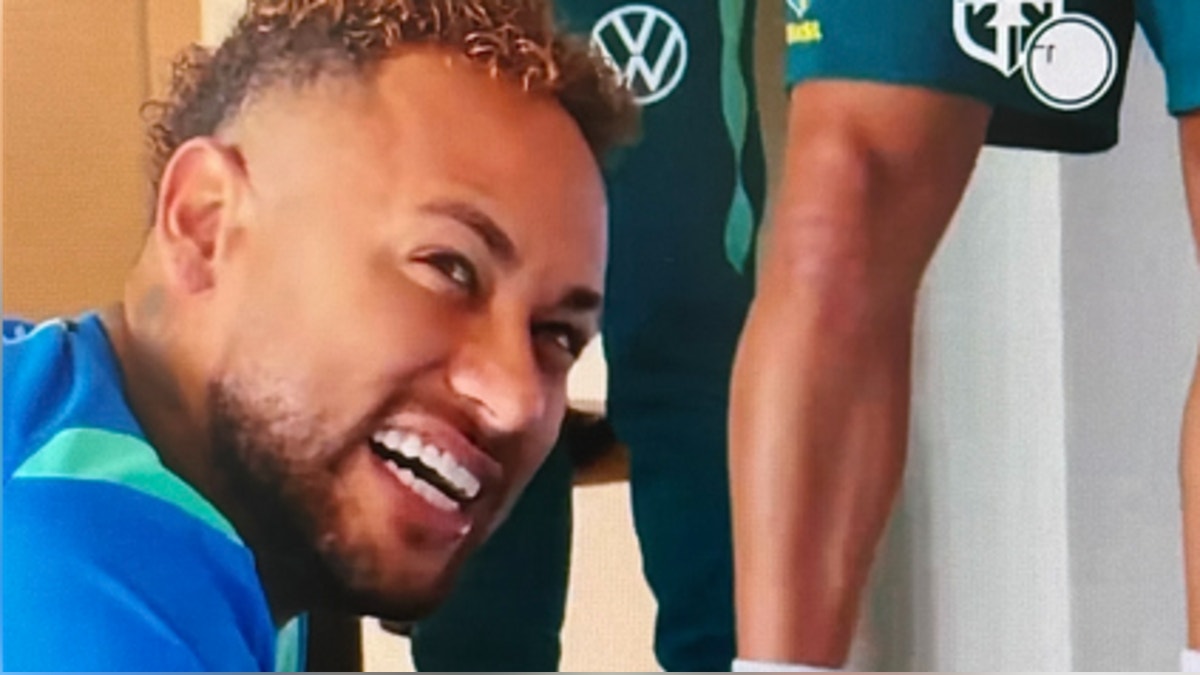 Neymar apareció sonriente en la concentración de Brasil en medio de la incertidumbre de si jugará el Mundial