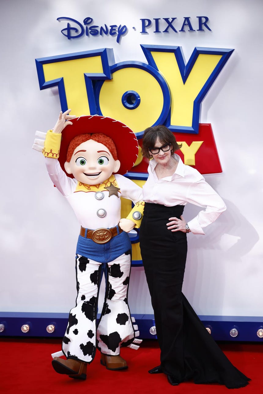 La actriz estadounidense y miembro del reparto Joan Cusack posa con el personaje de Jessie en el evento de lanzamiento de 'Toy Story 5' en el Odeon Luxe de Leicester Square, Londres, Gran Bretaña.     