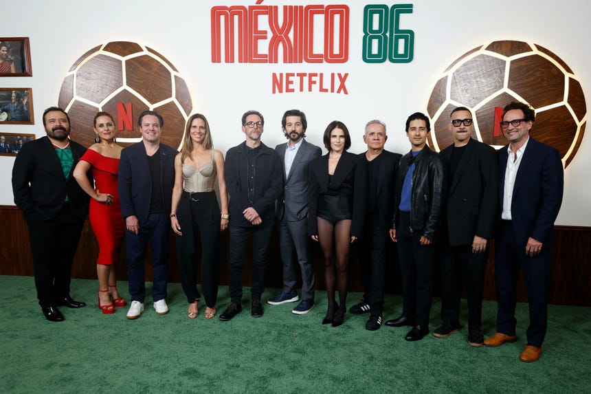 El elenco de la película ‘México 86’ posa durante la alfombra roja este jueves, en Ciudad de México (México). 