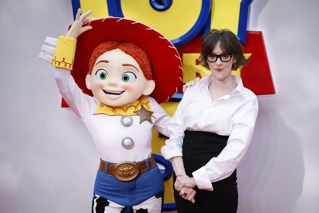 Joan Cusack le dio vida a la vaquera Jessie desde su primera aparición en Toy Story 2 (1999), aportando vitalidad, carisma y emotividad al personaje.
