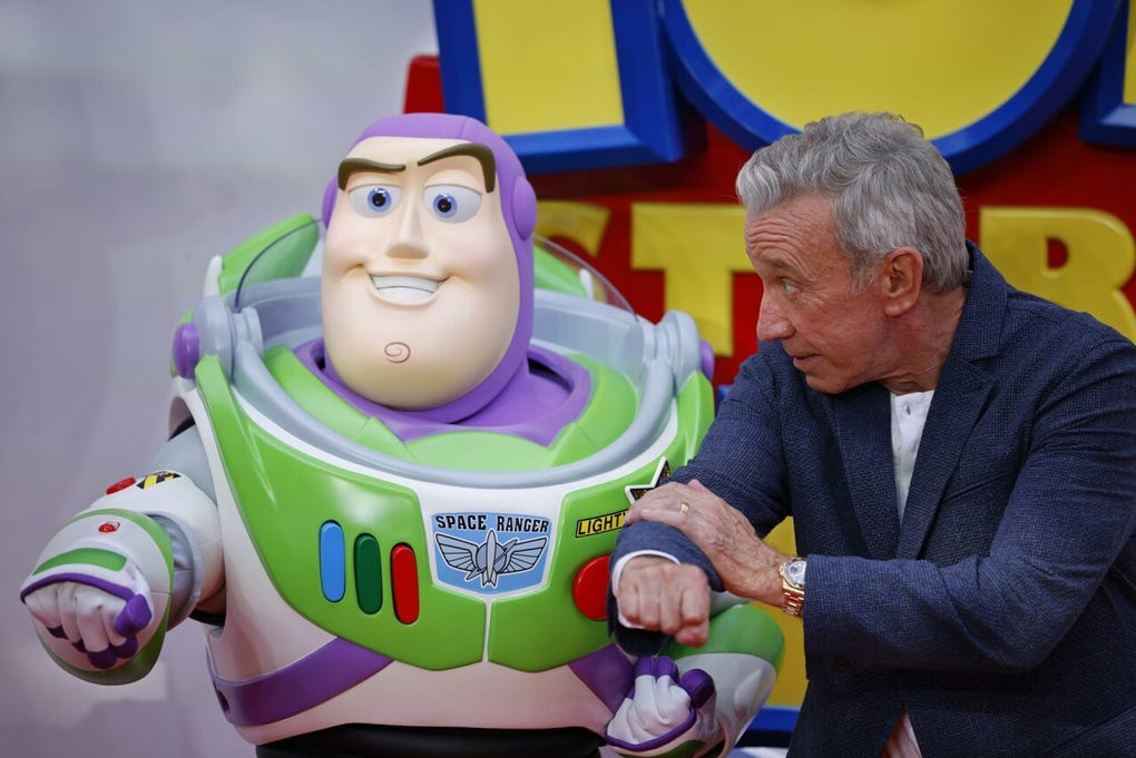 Tim Allen dijo que la parte inicial de este quinto filme era su favorita y lo había convertido en el fan más feliz de Buzz Lightyear: Cuando comience la película, van a ver cómo ponen más Buzz en esta historia, y diría que más divertido.