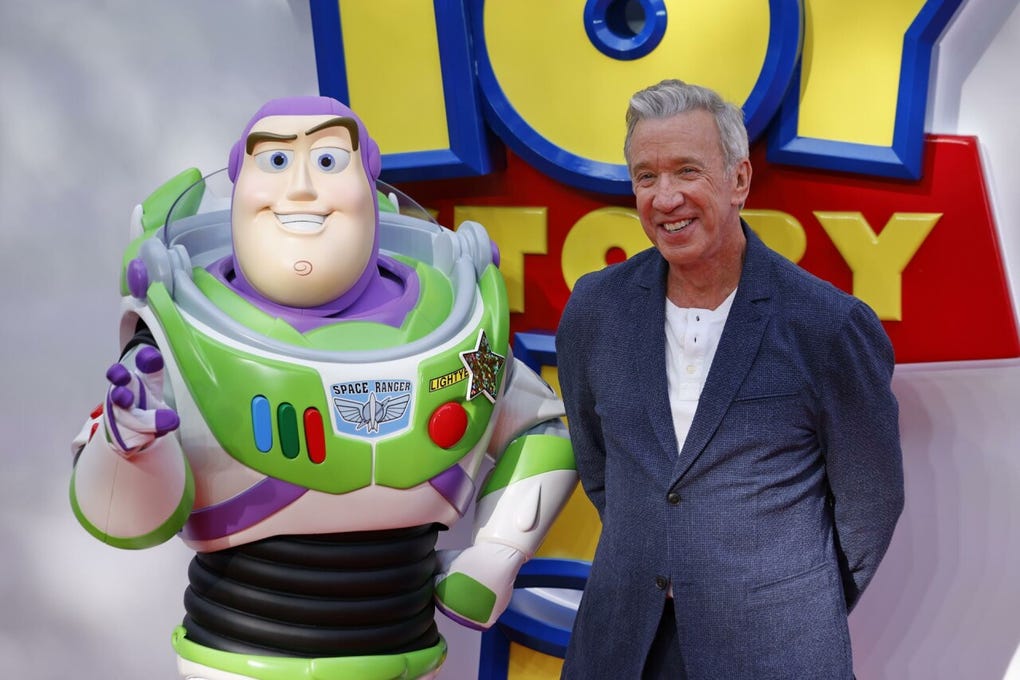 Tim Allen es el actor y comediante estadounidense famoso por ser la voz original en inglés de Buzz Lightyear en la saga Toy Story. Le dio vida al valiente guardián espacial en las cinco películas.