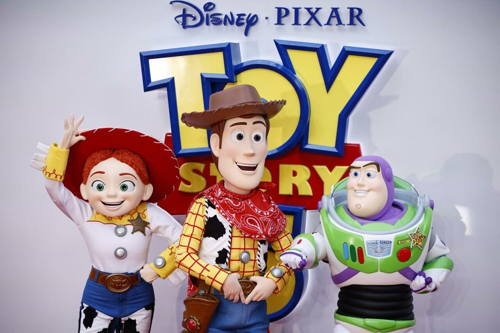 Los juguetes protagonistas de Toy Story 5 y los actores que les ponen voz en la versión original estuvieron el jueves en Londres para el acto de presentación de la quinta película de la franquicia animada de Disney Pixar, donde se proyectó un adelanto de 45 minutos del filme, que llegará los cines en junio.