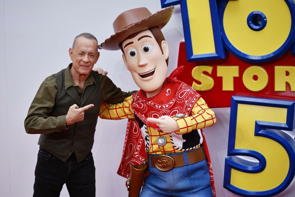 Tom Hanks es el legendario actor estadounidense que da la voz al icónico vaquero Woody en la versión original en inglés de la franquicia Toy Story. A lo largo de las cinco películas de Pixar, ha sido el encargado de dotar al querido juguete de su inconfundible tono protector, líder y entrañable.