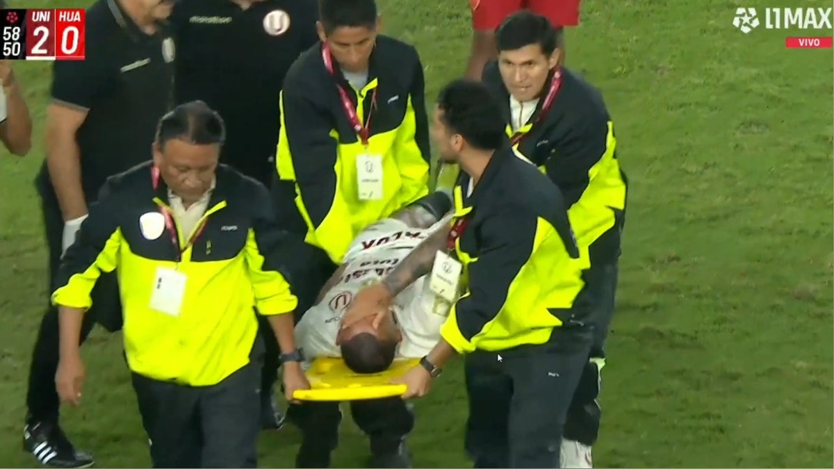¡Se prende las alarmas en Selección! Alex Valera salió lesionado y en camilla tras duro golpe ante Sport Huancayo