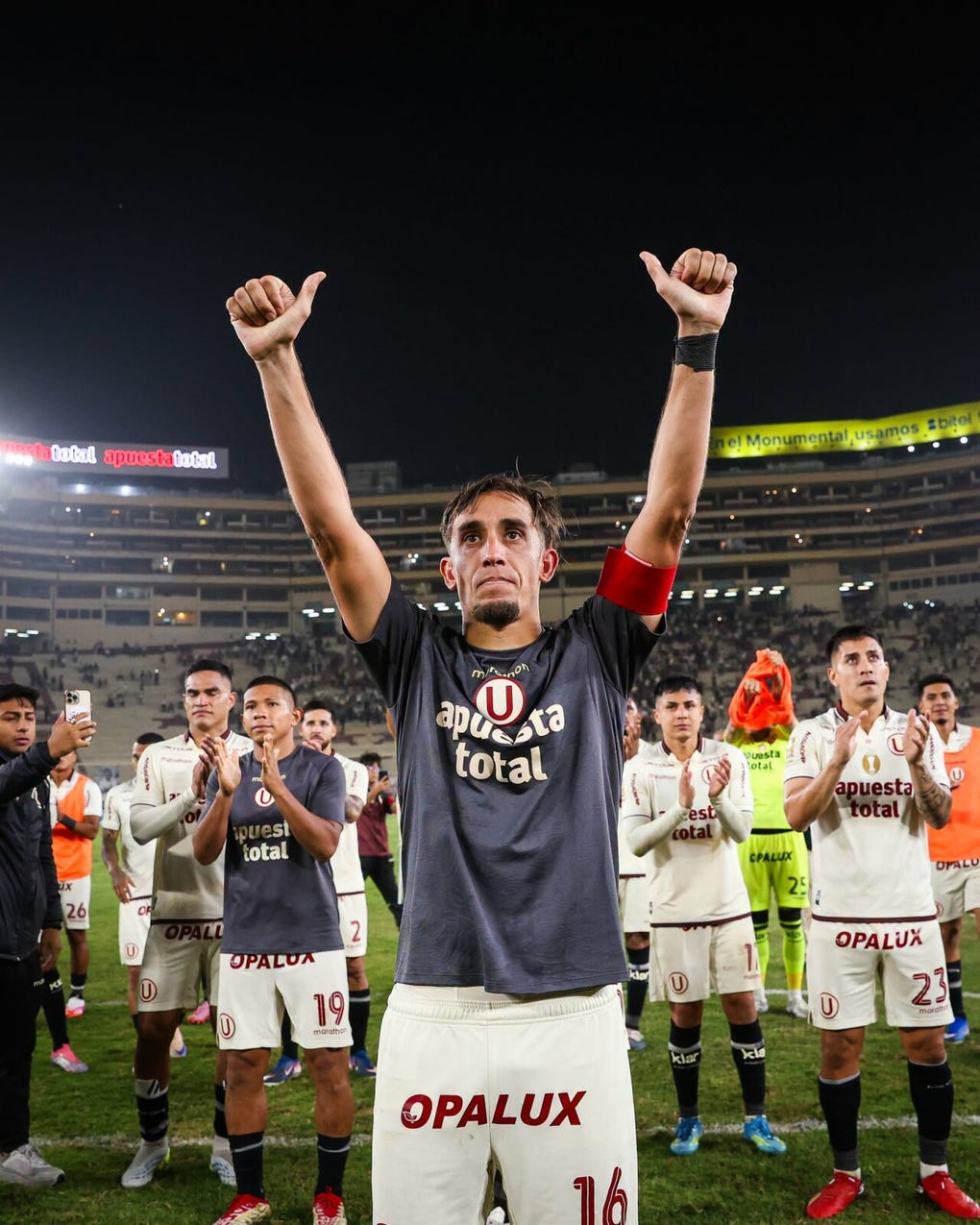 Recibió el cariño de sus compañeros de Universitario
