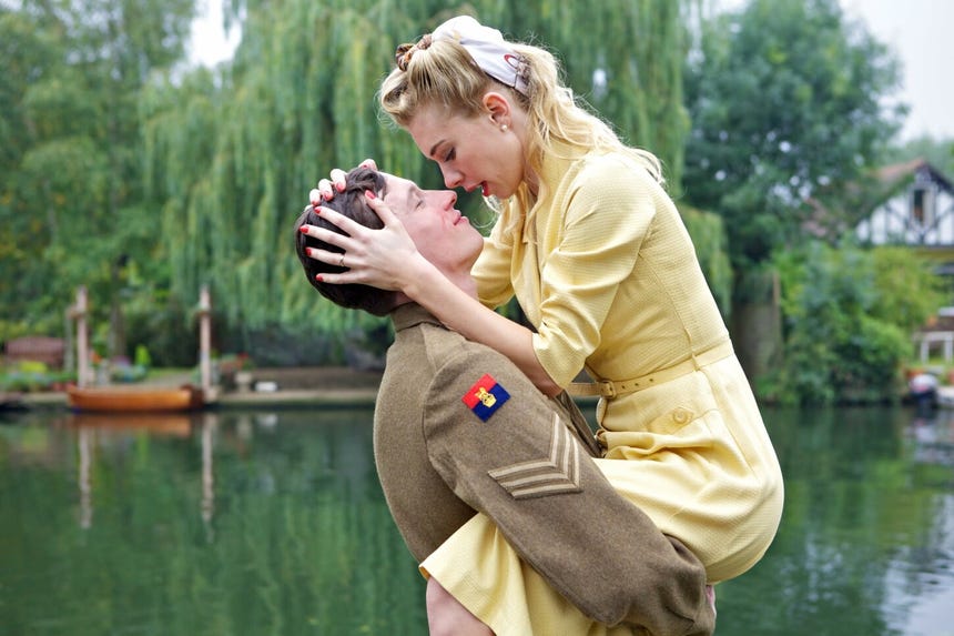 En 'Queen and Country', Callum Turner compartió pantalla con Caleb Landry Jones y Vanessa Kirby en uno de sus primeros papeles.