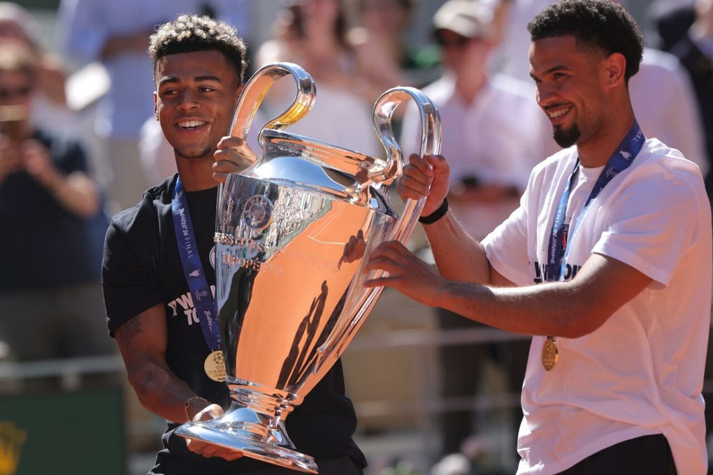 Doué destacó el trabajo cotidiano y agradeció el apoyo del presidente, Nasser Al-Khelaifi, exjugador de tenis y expresidente de la Federación de Tenis de Qatar, que asistía desde la tribuna presidencial y no desde el palco privado que posee en la central de Roland Garros.