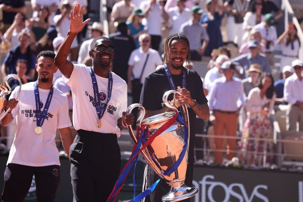 Roland Garros me trae suerte, dijo Dembélé, que fue el año pasado el encargado en solitario de presentar la copa en el Grand Slam de tierra batida y que posteriormente fue designado Balón de Oro.