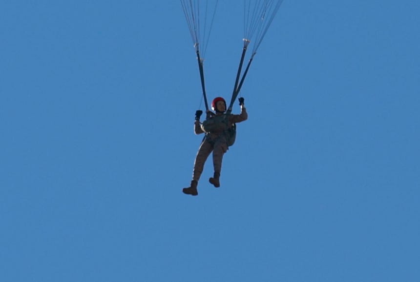 La princesa Leonor da su primer salto en paracaidas en modo automático