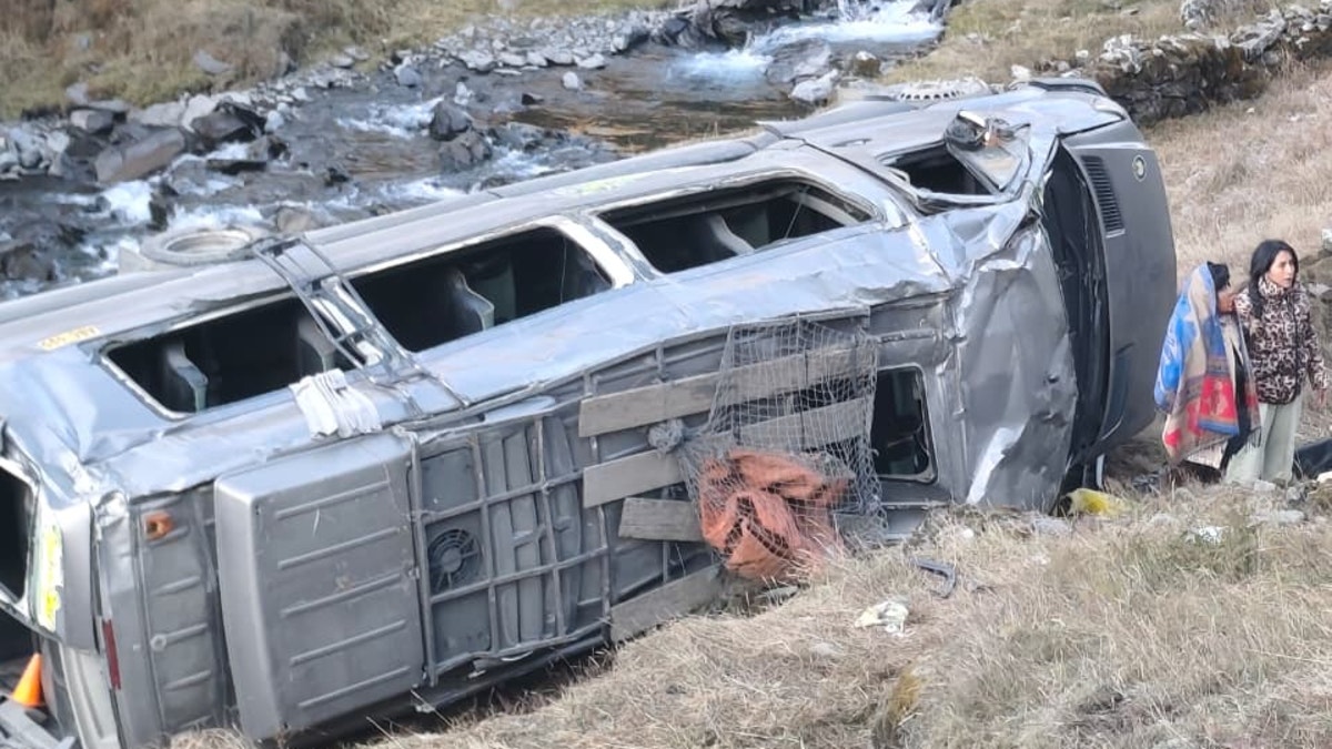 Puno: 13 personas resultaron heridas tras despiste y vuelco de combi en Sandia