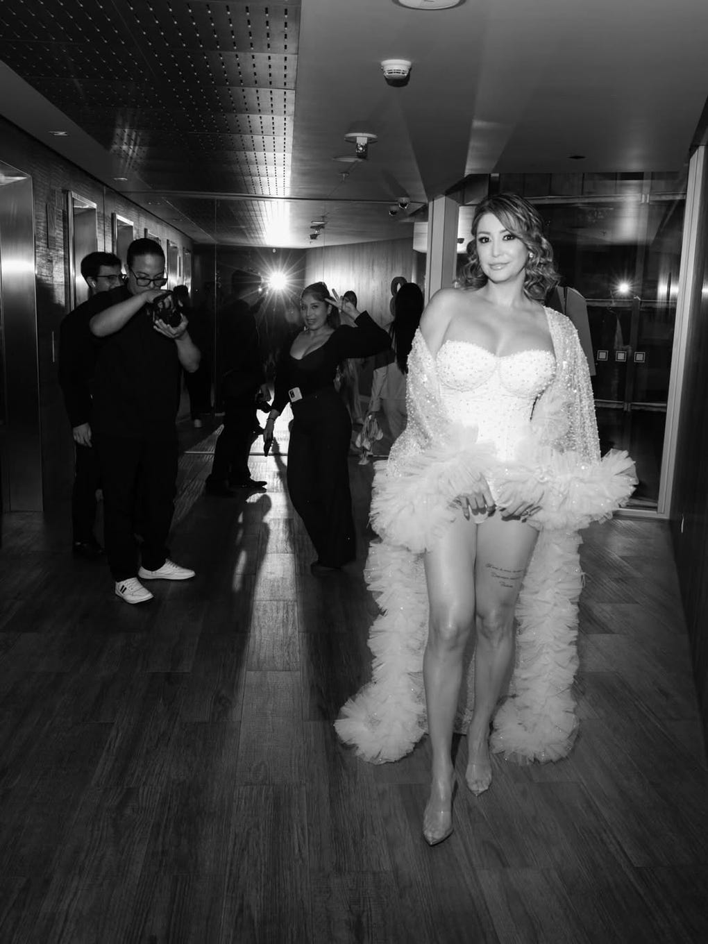 Asimismo, Tarazona publicó un pre traje para las fotos de su sesión donde se ve que tiene un corsé blanco con un tul que adorna el look.